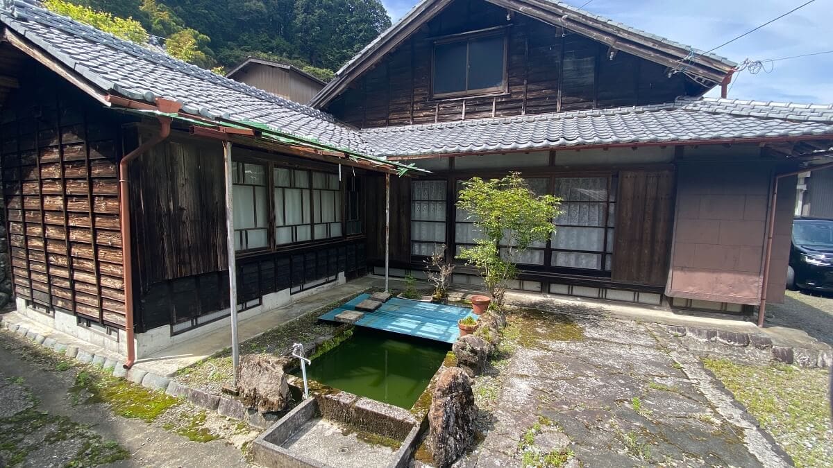 A large, multi-structure akiya in Shizuoka prefecture, Japan